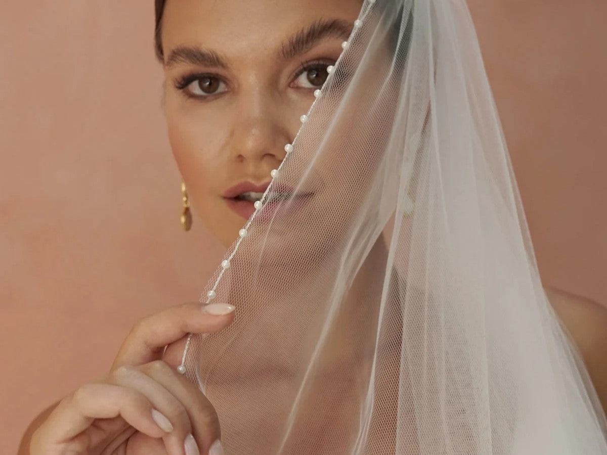 8 Veil Designs That Work Best With Pearls