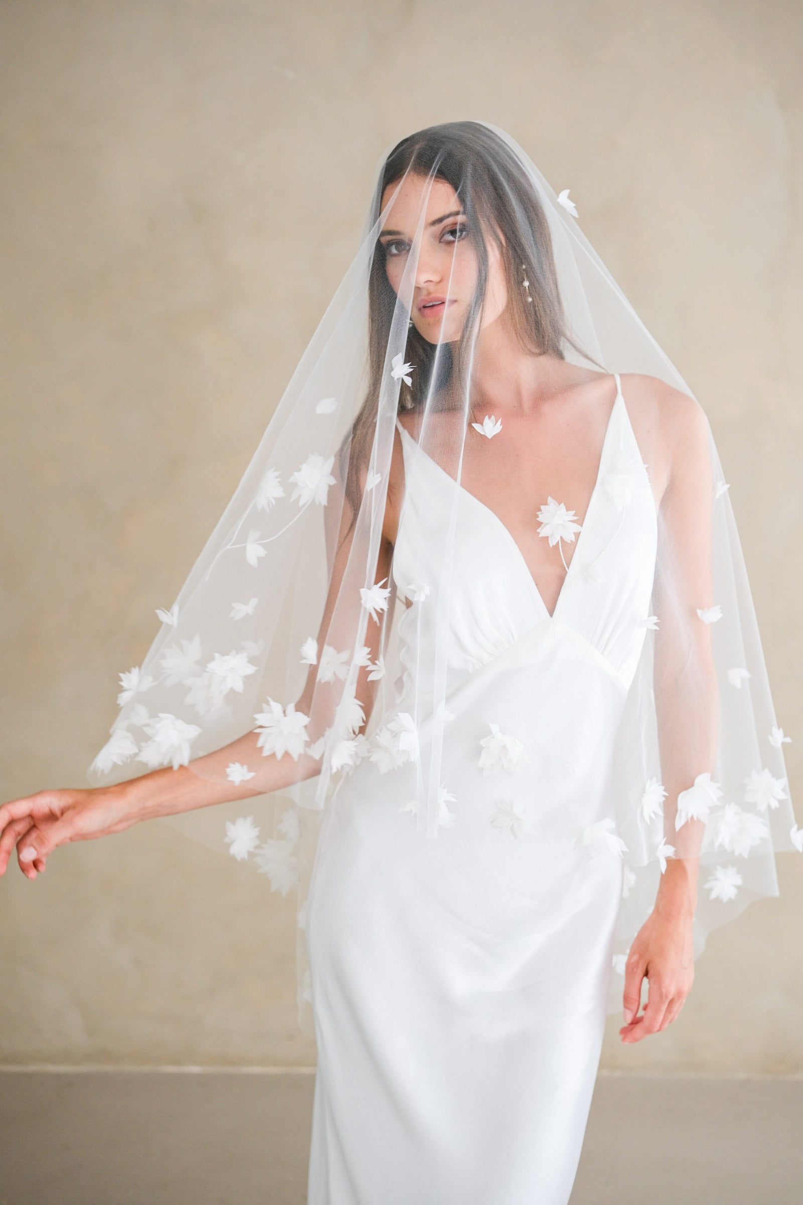 ARIANA II | Drop Veil with Chiffon Flowers
