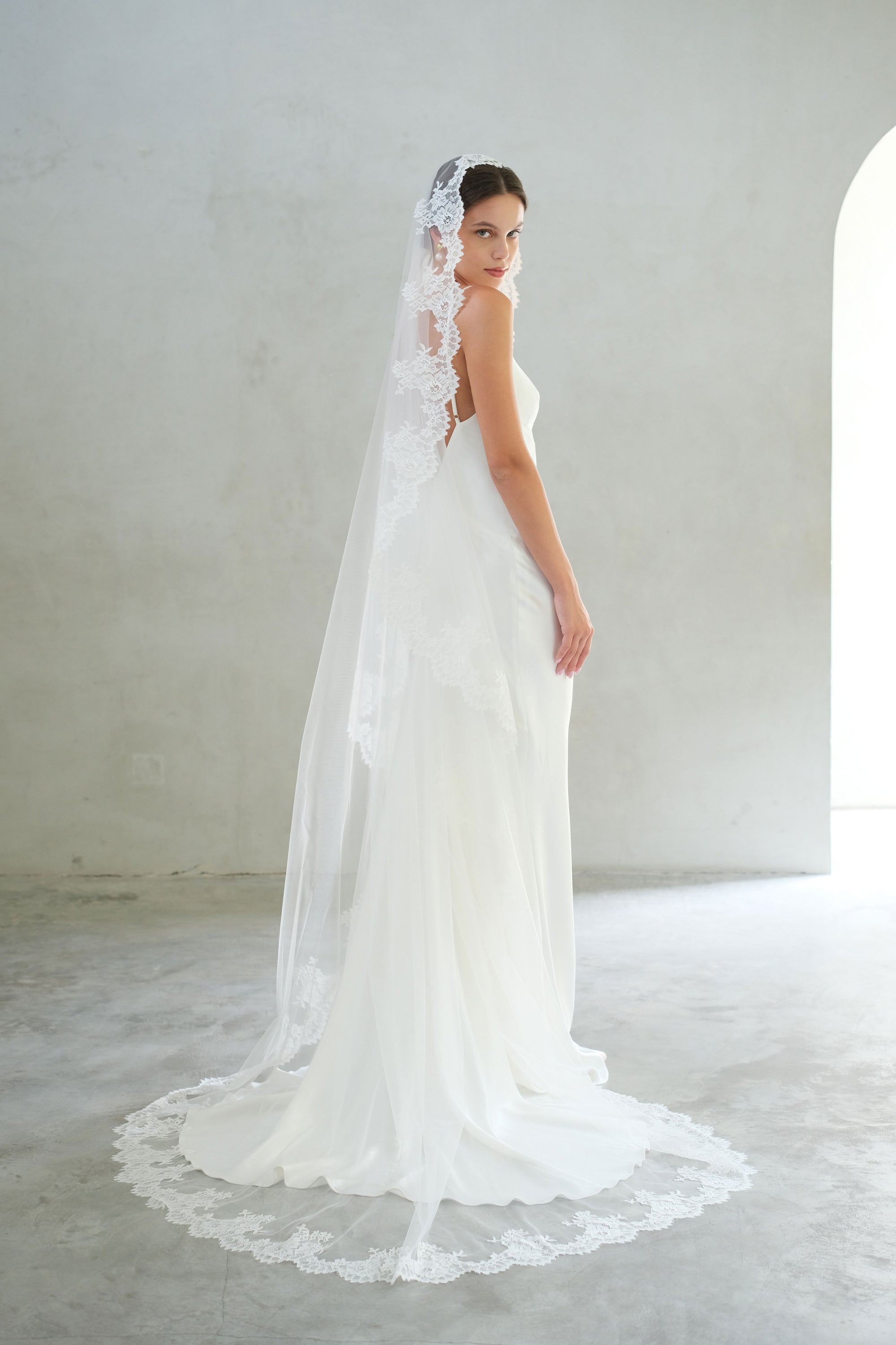 ADRIANA I | One Tier Lace Mantilla Veil