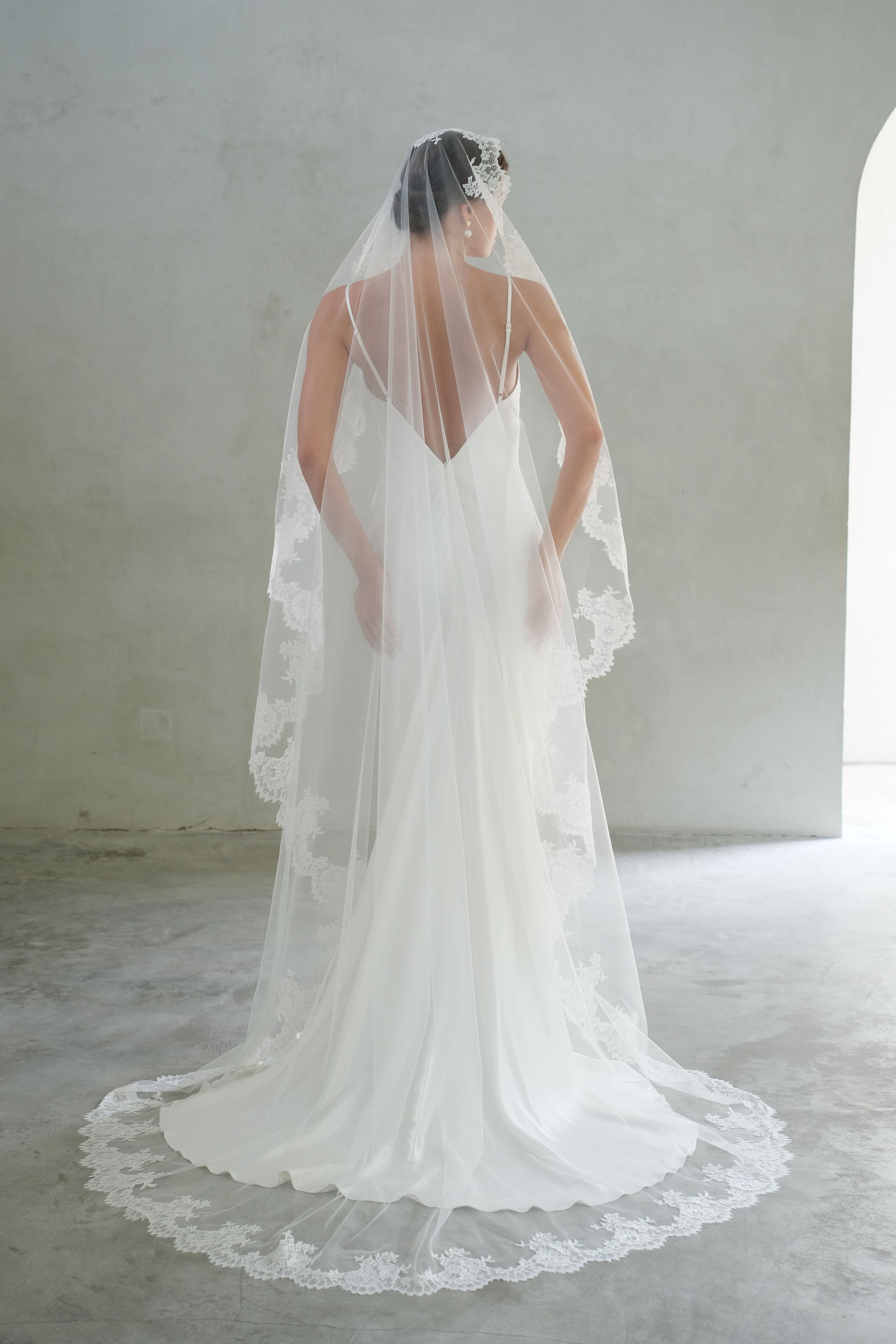 ADRIANA I | One Tier Lace Mantilla Veil