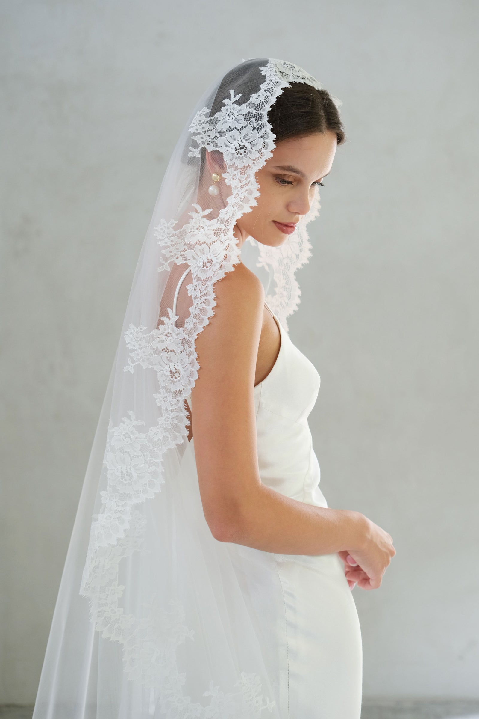 ADRIANA I | One Tier Lace Mantilla Veil