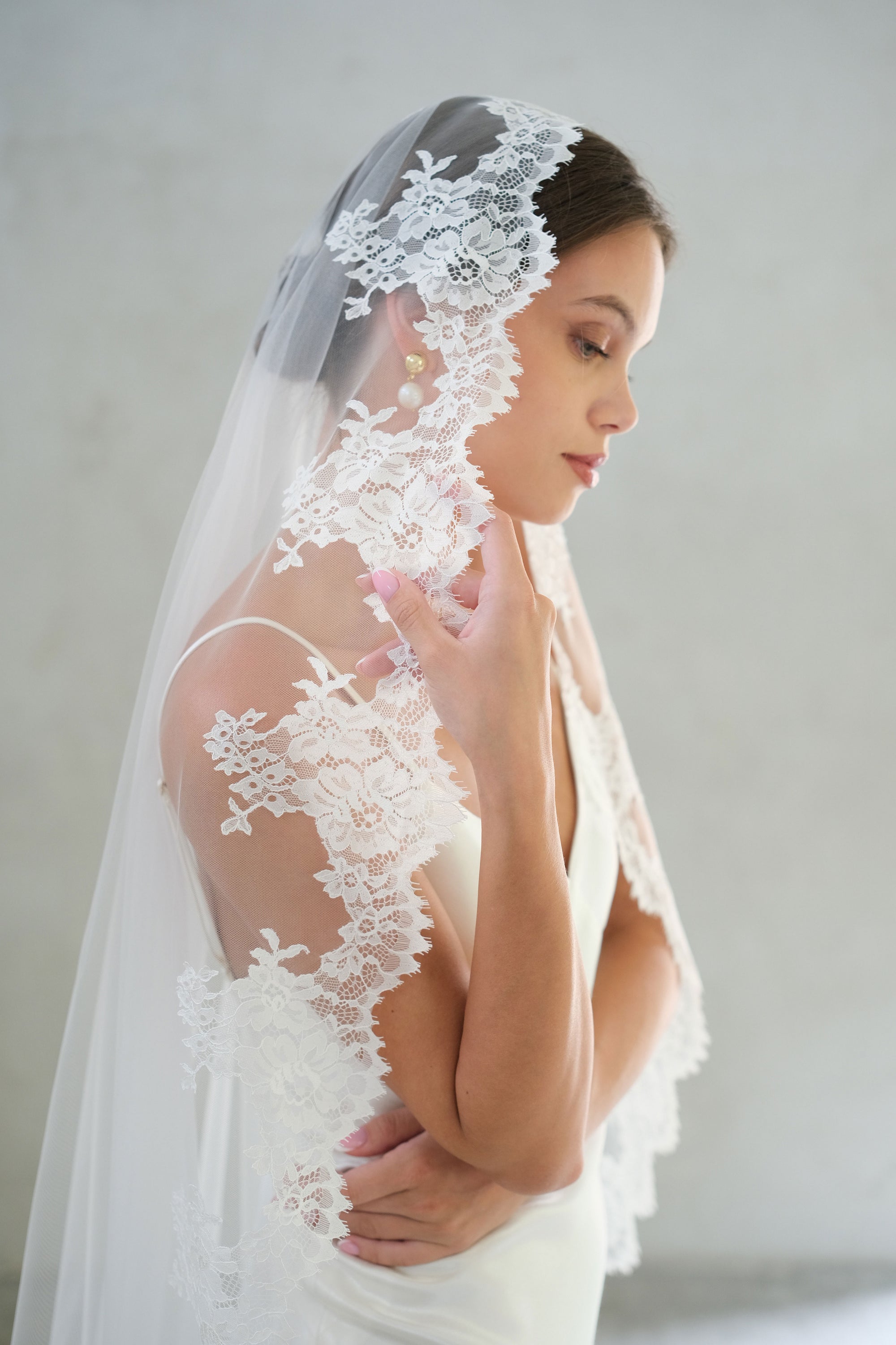 ADRIANA I | One Tier Lace Mantilla Veil