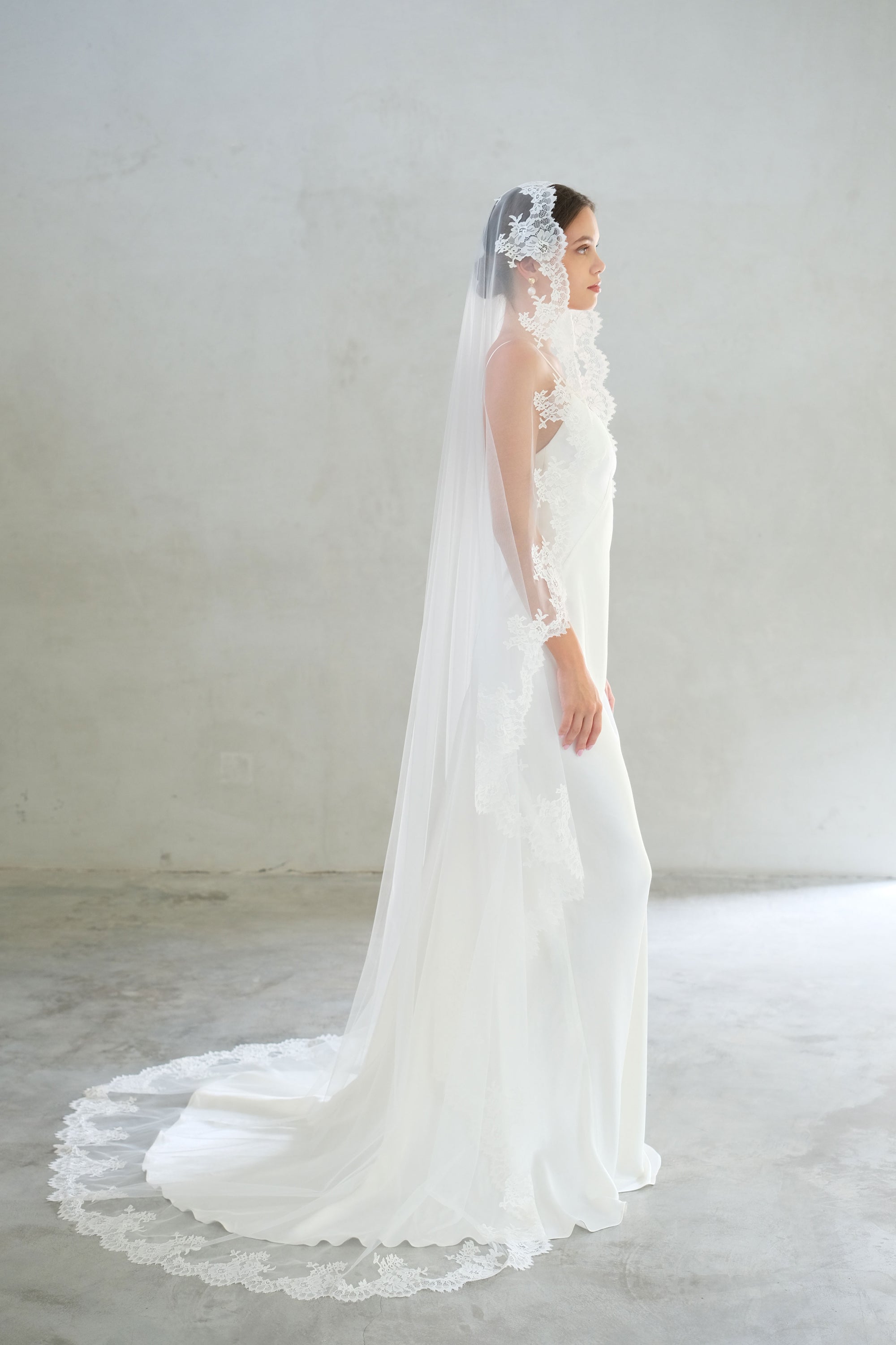 ADRIANA I | One Tier Lace Mantilla Veil