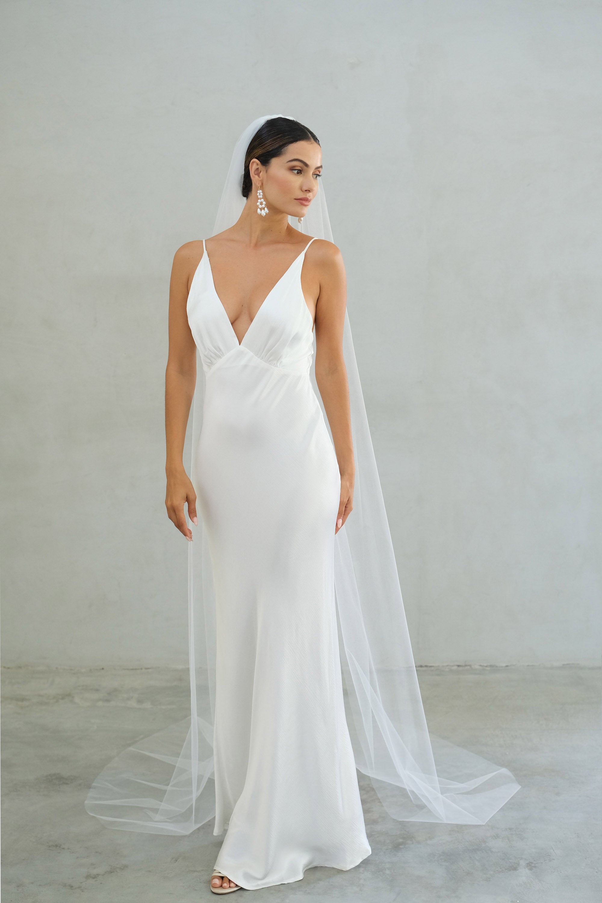 https://www.madametulle.com.au/cdn/shop/files/Alexa-I-one-tier-wedding-veil-madame-tulle-bridal-Sydney-08_2000x.jpg?v=1698564775