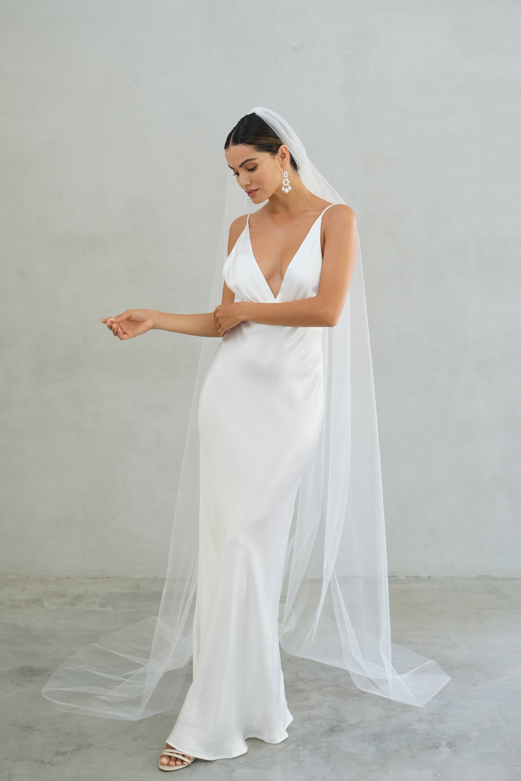 A model wearing the Alexa I one tier wedding veil by Madame Tulle bridal Sydney