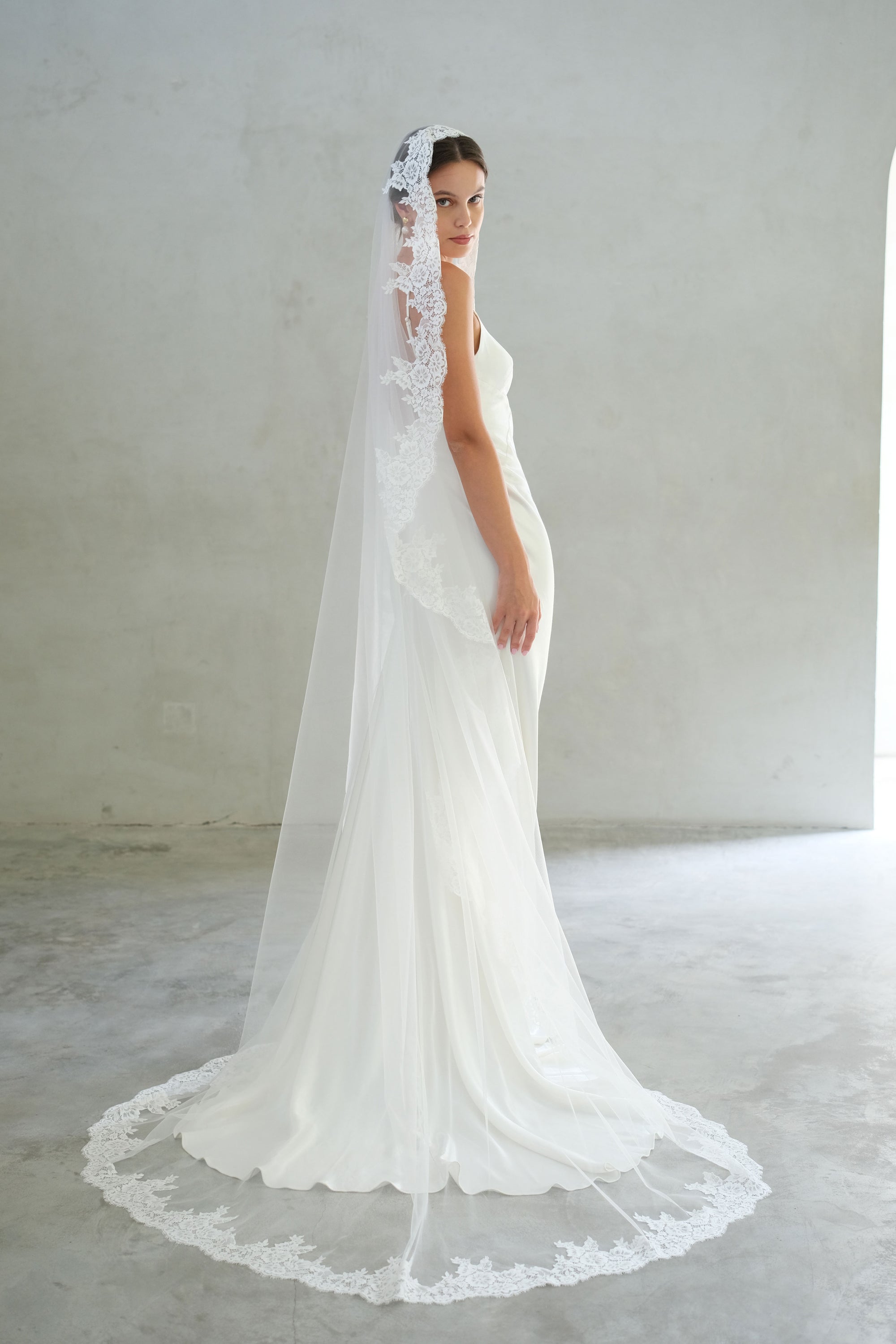 CARINA I | One Tier Lace Mantilla Veil