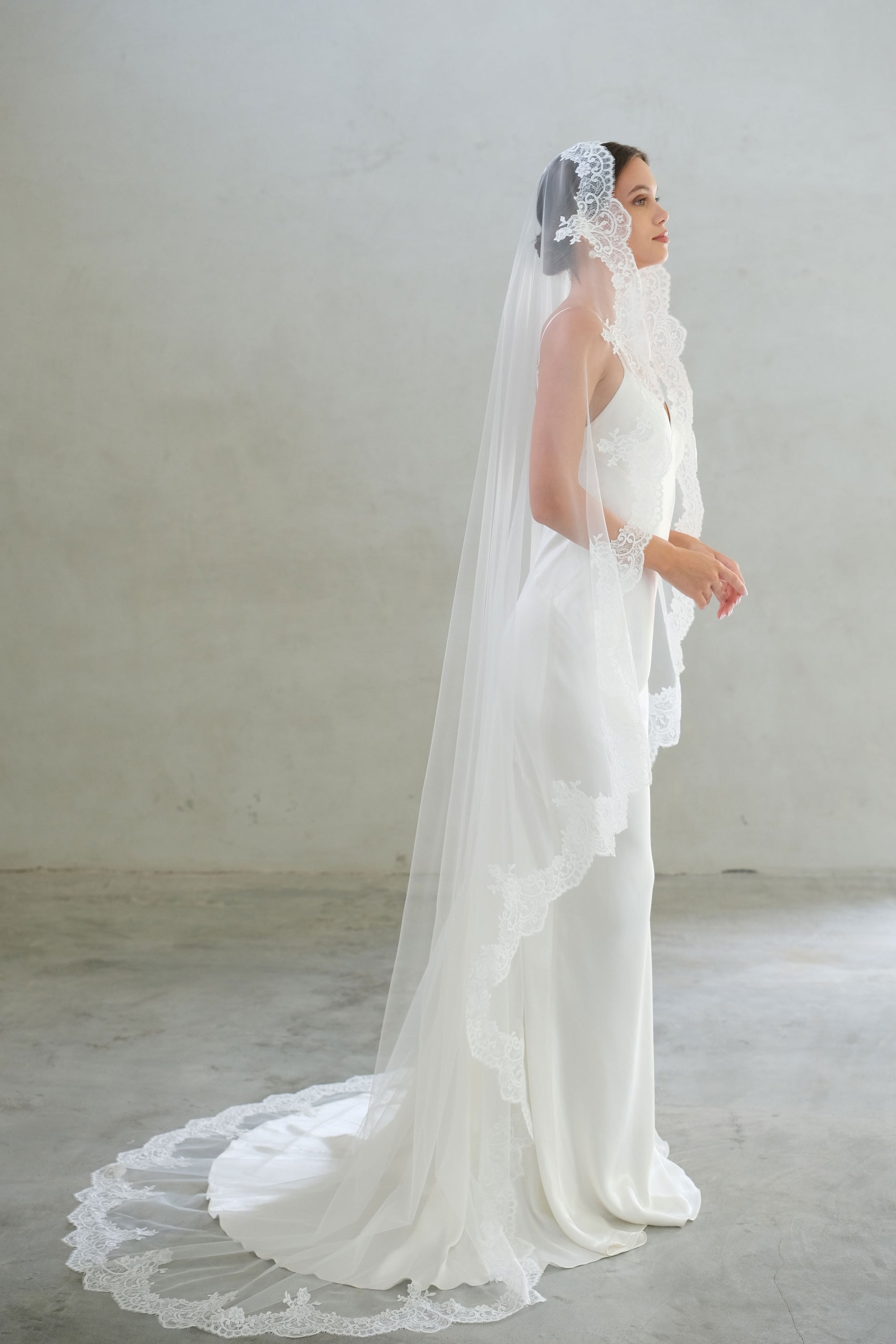 CHARLENE I | One Tier Lace Mantilla Veil