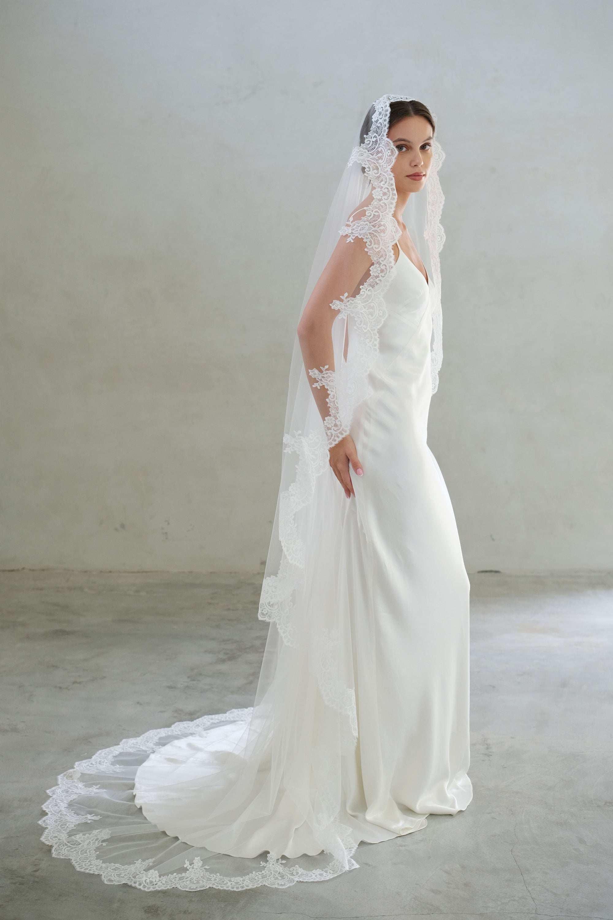CHARLENE I | One Tier Lace Mantilla Veil