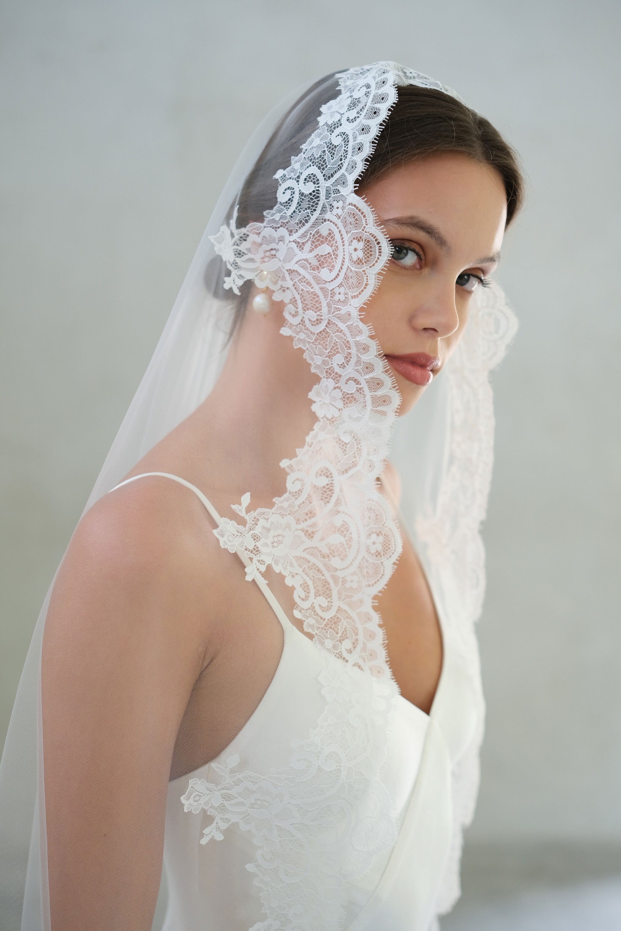 CHARLENE I | One Tier Lace Mantilla Veil