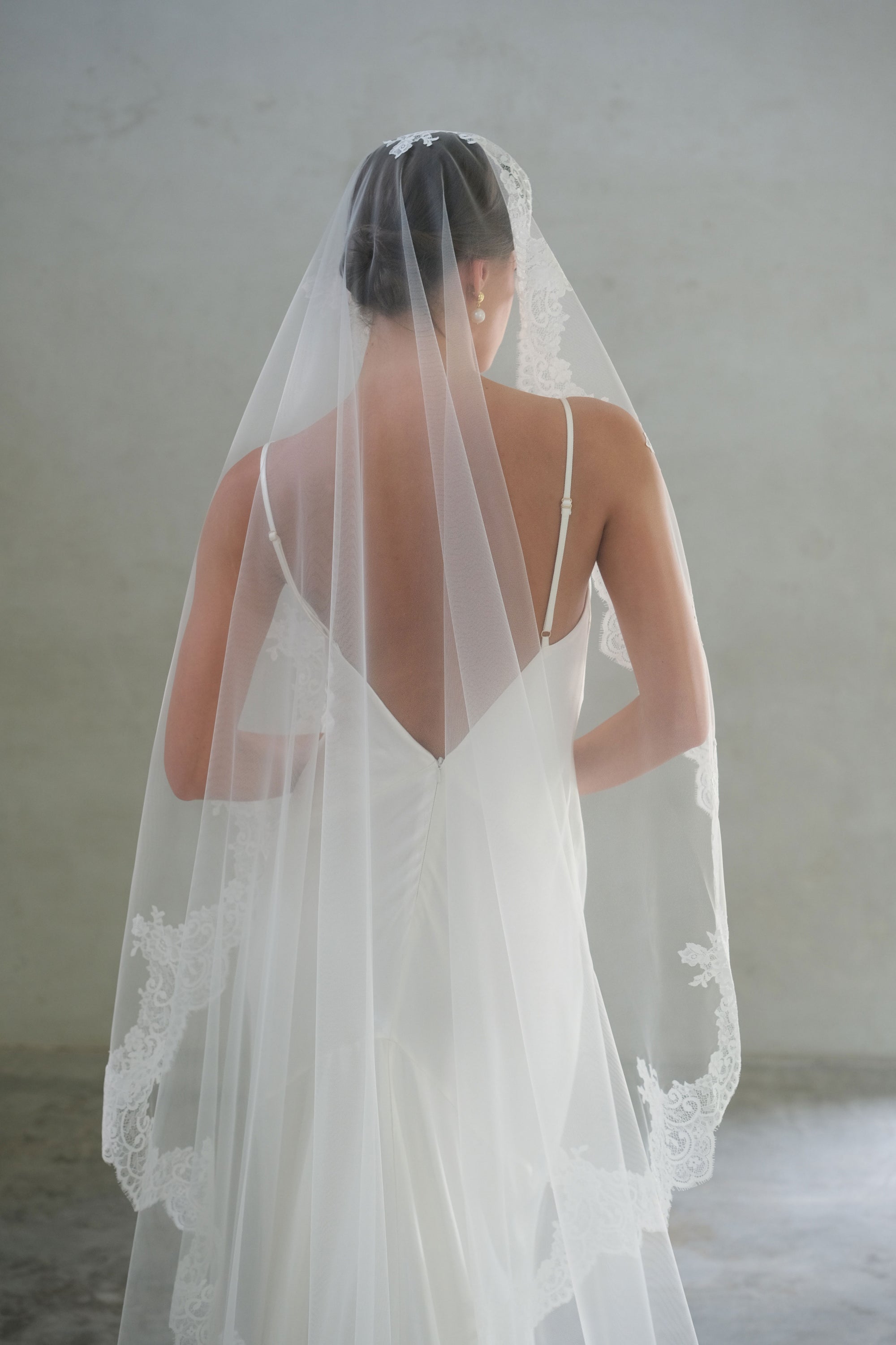 CHARLENE I | One Tier Lace Mantilla Veil