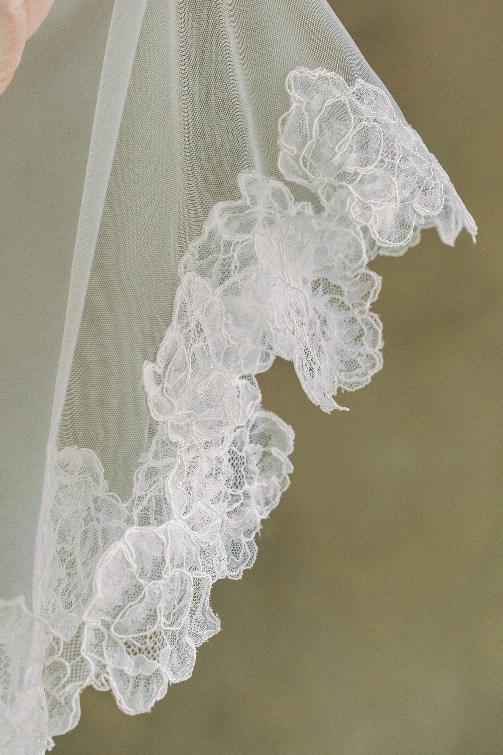 lace trim wedding veil