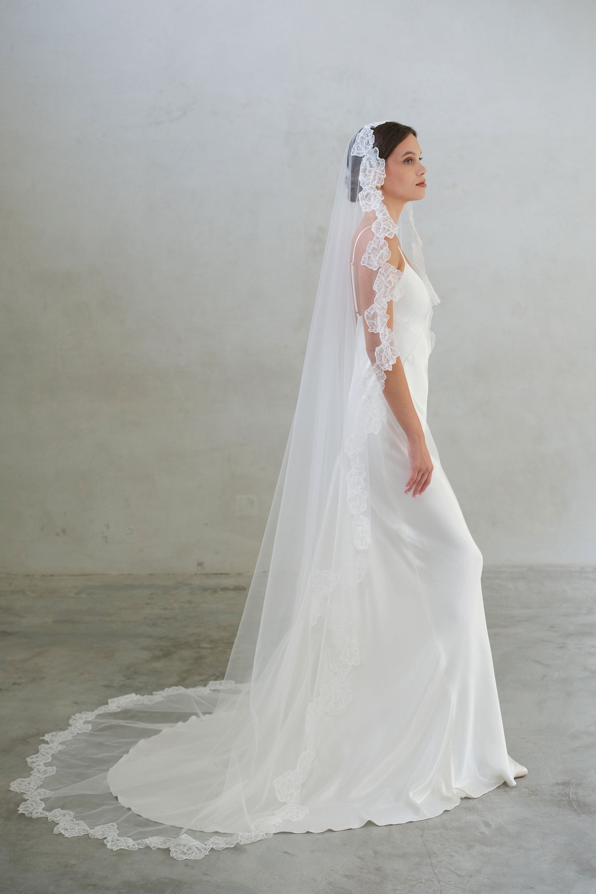 CORINNE I | One Tier Lace Mantilla Veil