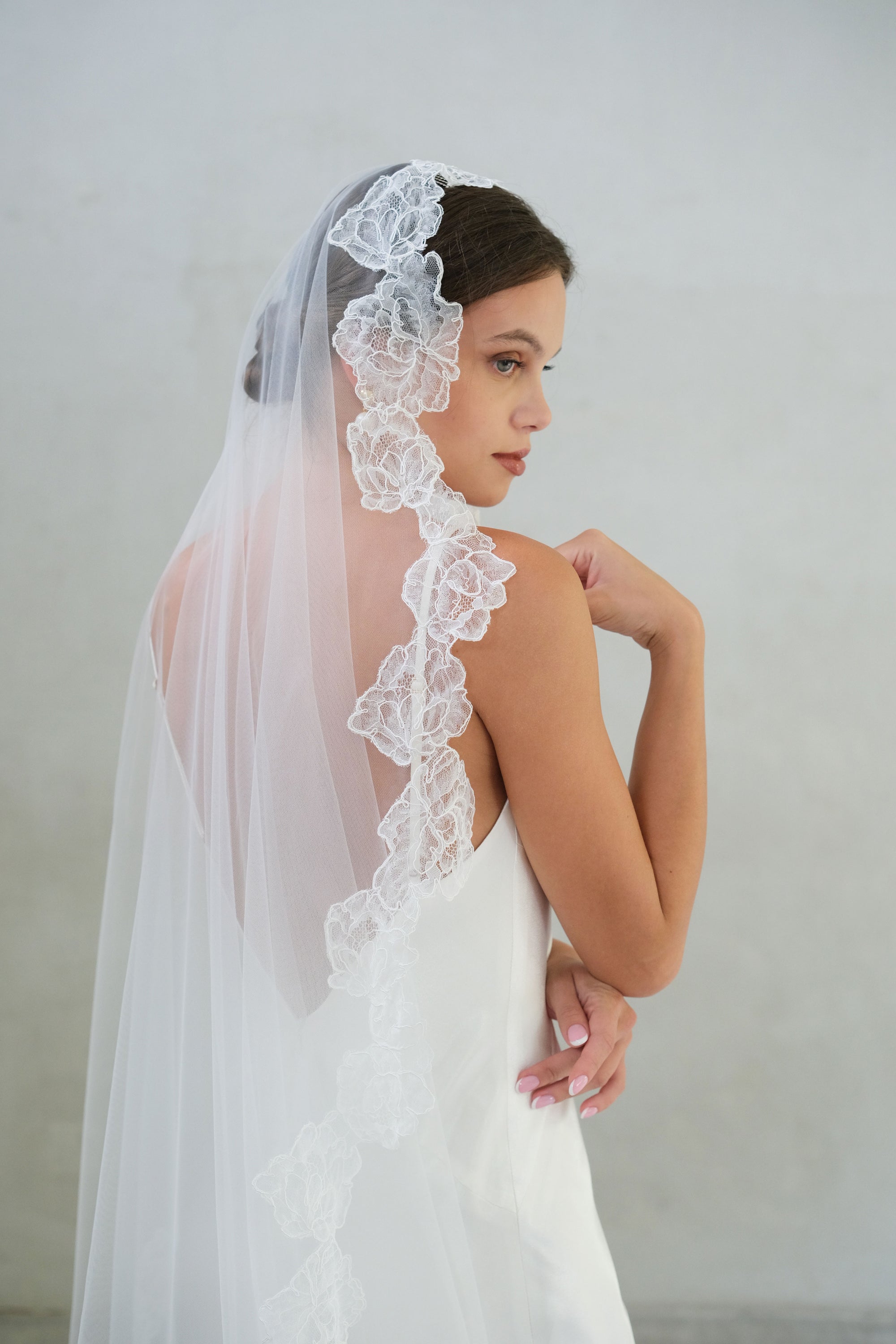 CORINNE I | One Tier Lace Mantilla Veil