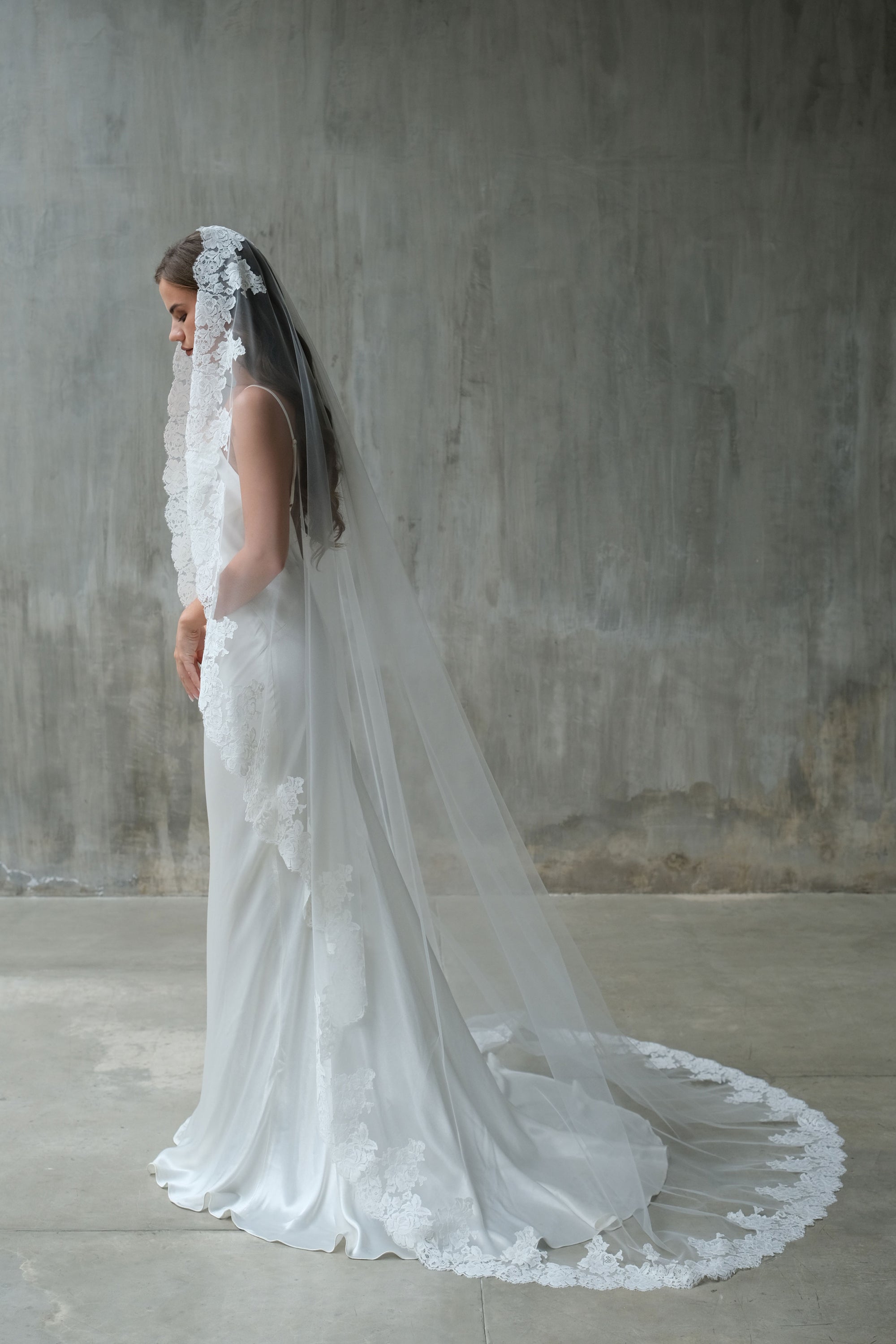 MIA I | One Tier Lace Mantilla Veil