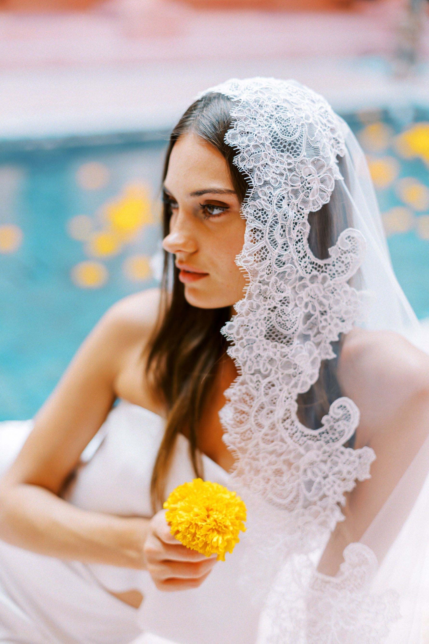 CORALIE I | One-tier Lace Mantilla Veil