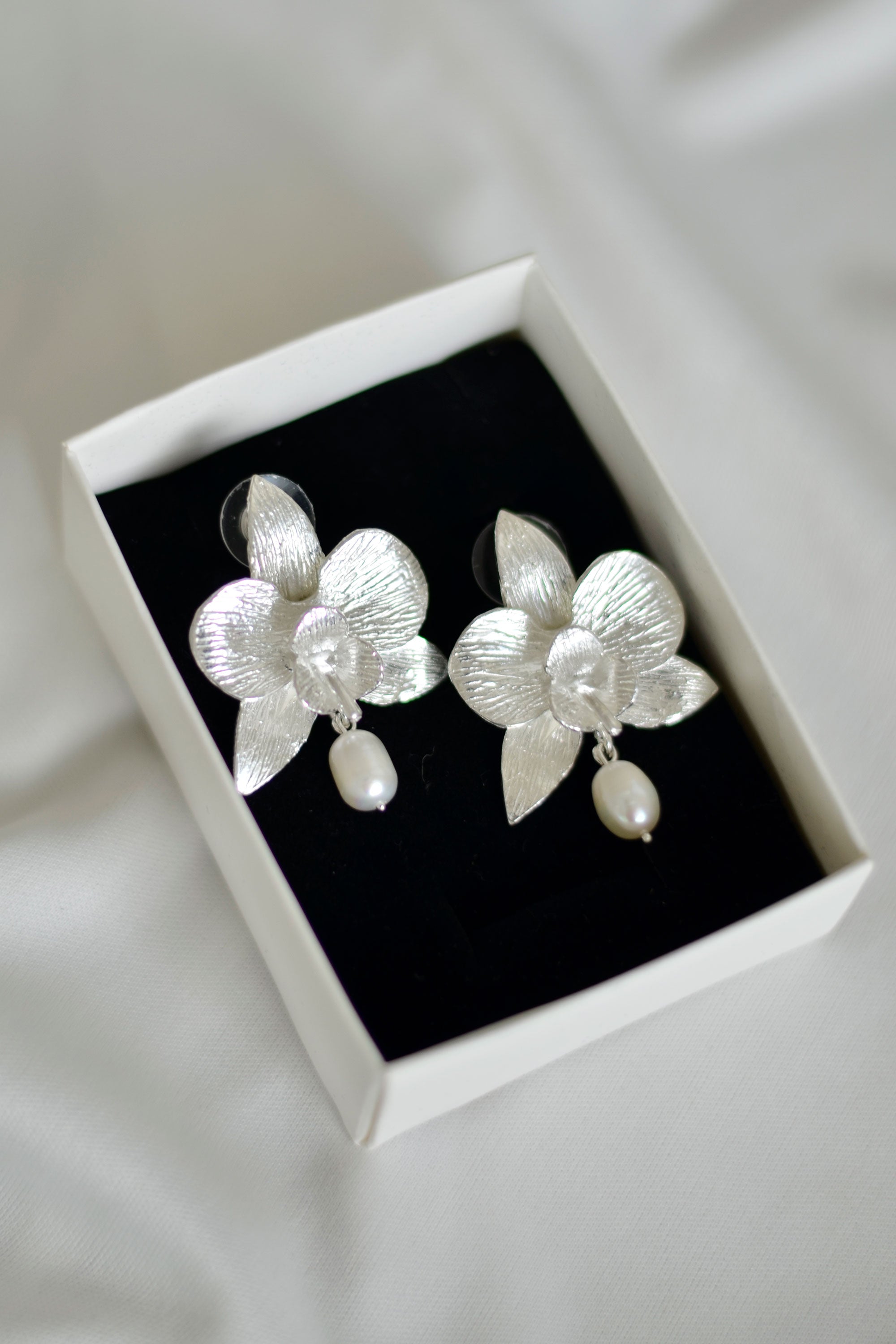 CATTLEYA | Pearl Earrings - Silver