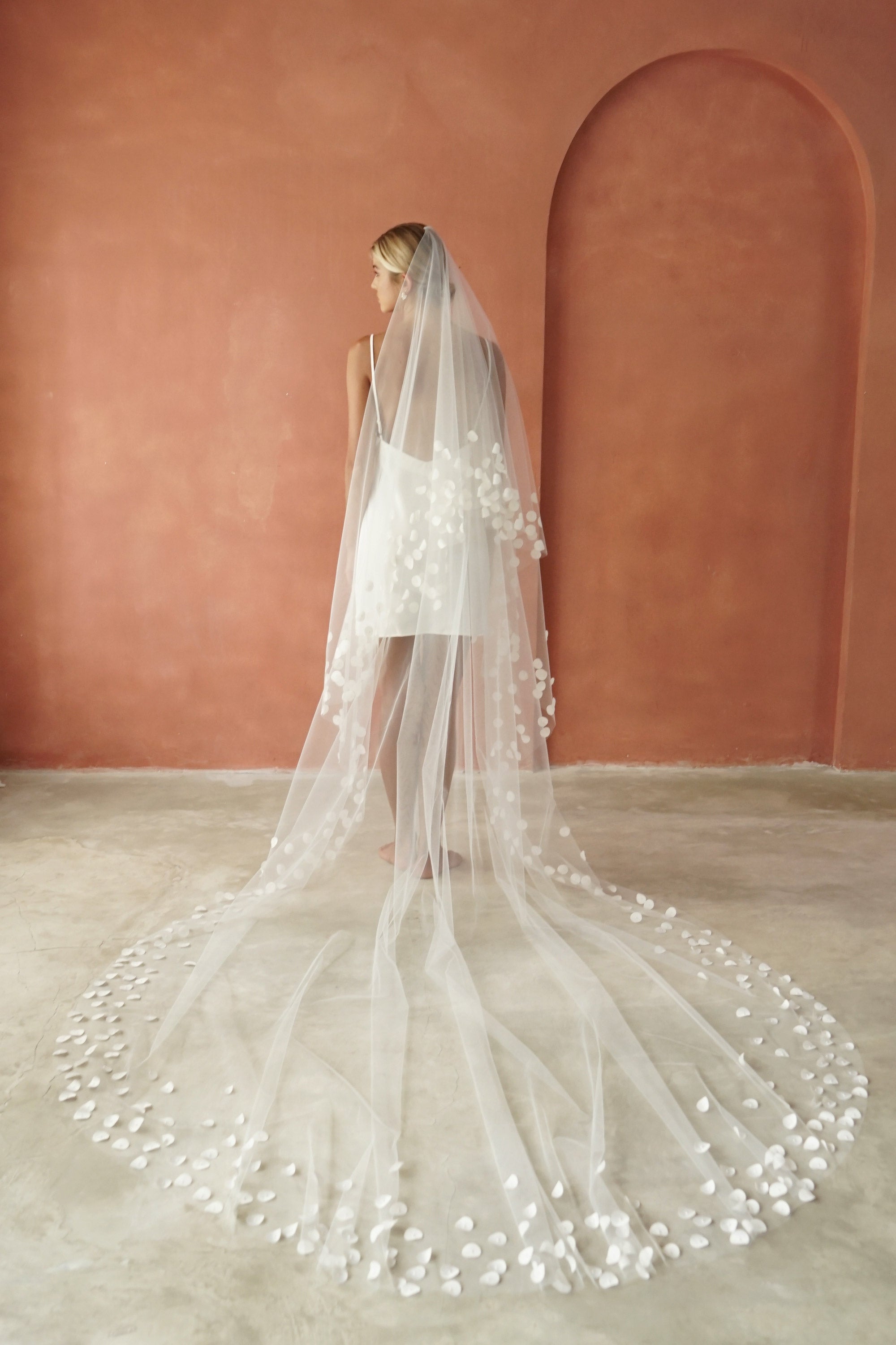 https://www.madametulle.com.au/cdn/shop/products/Darcy-II-petal-veil-statement-wedding-veil-madame-tulle-bridal-10_2000x.jpg?v=1640837109