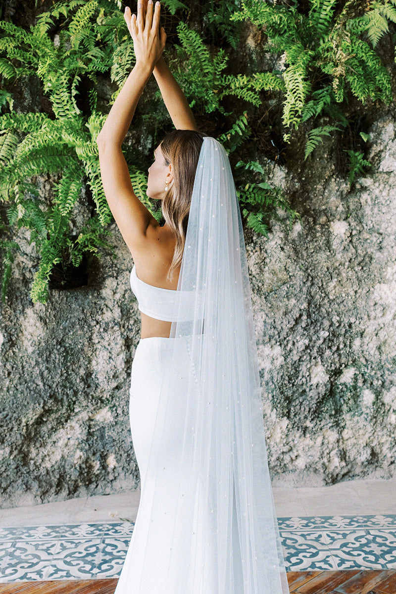 A model wearing a one tier pearl wedding veil 